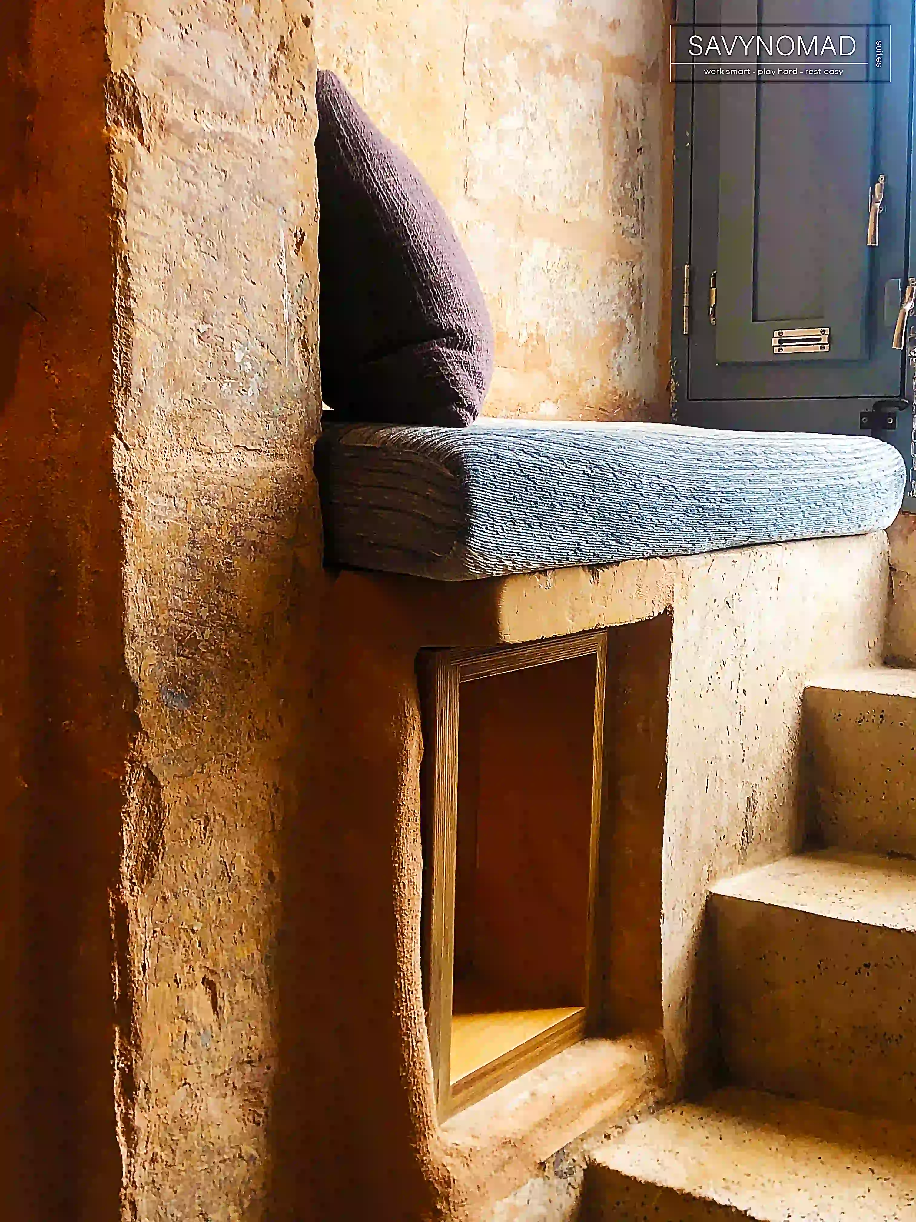 Entrance stairs & alcove
