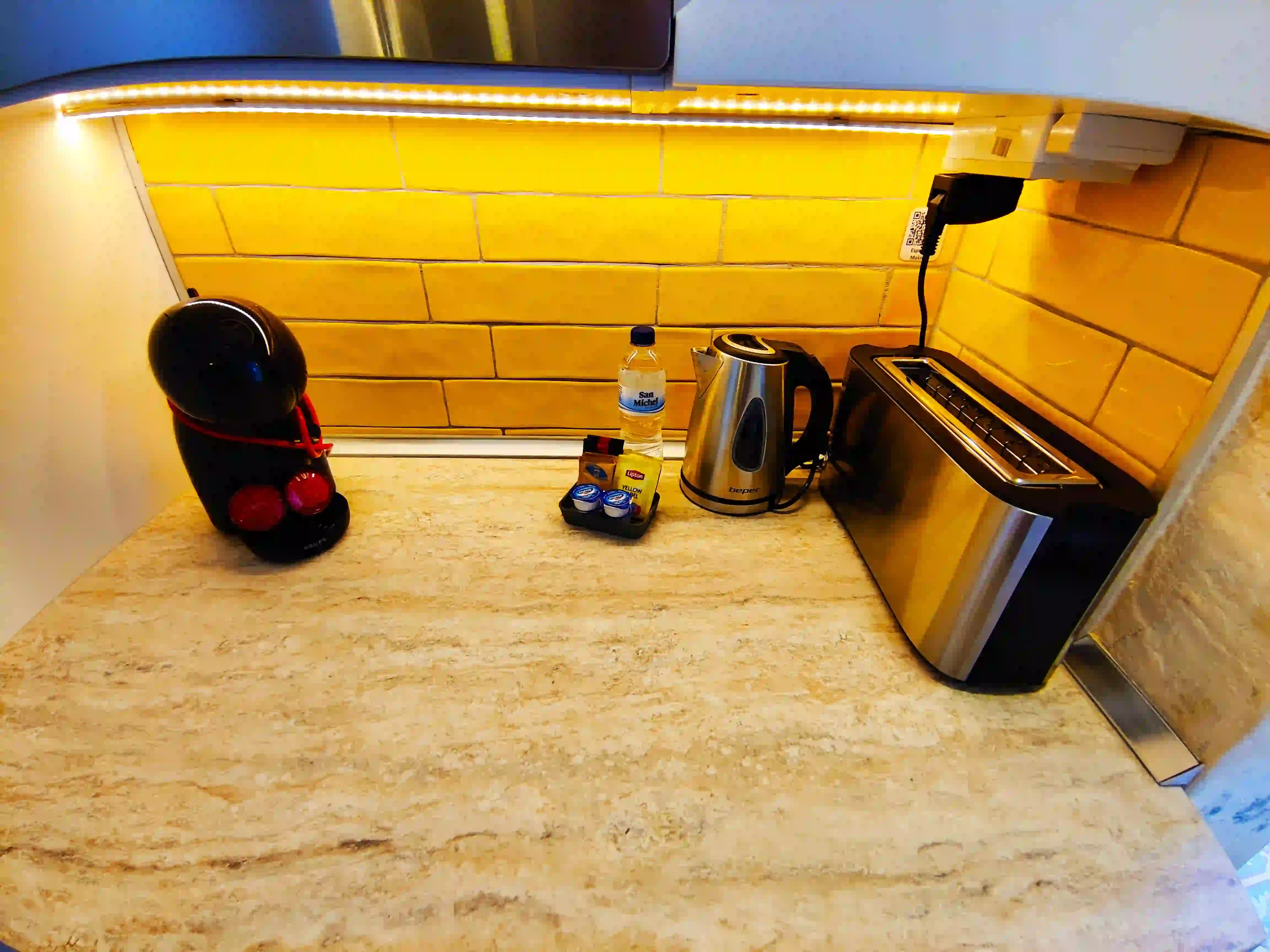 Espresso Coffee Machine, Toaster and Kettle and Starter Pack